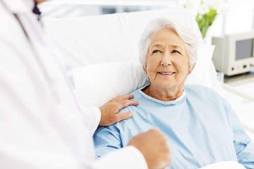 Trước khi xuất viện, bác sĩ sẽ có những dặn dò và hướng dẫn chăm sóc hậu phẫu chi tiết.