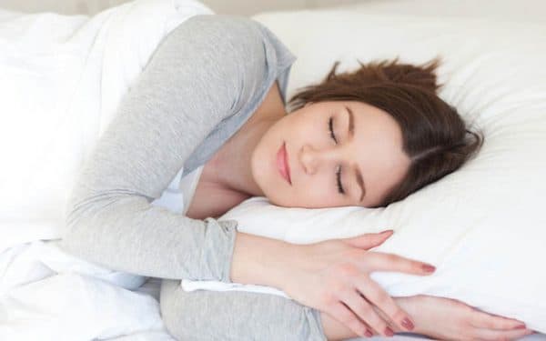 cải thiện giấc ngủ hiệu quả với 1 cốc nước ép cần tây vào buổi tối