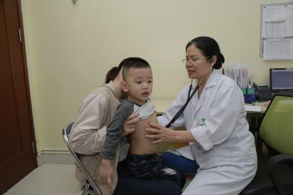 bé bị sốt nên cho con đi thăm khám với bác sĩ để chẩn đoán đúng nguyên nhân và xử trí hiệu quả