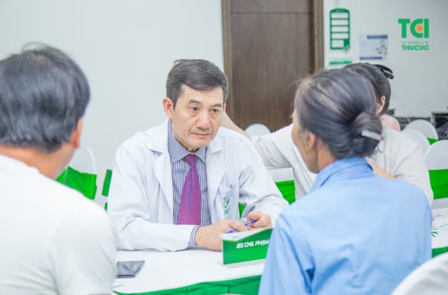 Thăm khám để nắm rõ tình trạng sức khỏe bản thân cũng như phát hiện sớm bệnh lý sỏi tiết niệu để có biện pháp điều trị kịp thời.