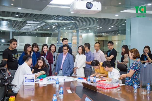 Buổi lấy mẫu xét nghiệm ngoại viện tại Tập đoàn CMC do Bệnh viện Thu Cúc tổ chức