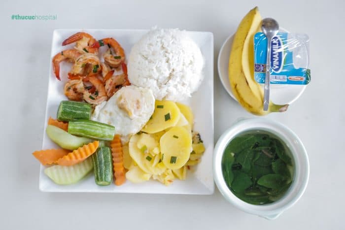 Bà bầu ăn uống ngày tết thế nào cho đúng