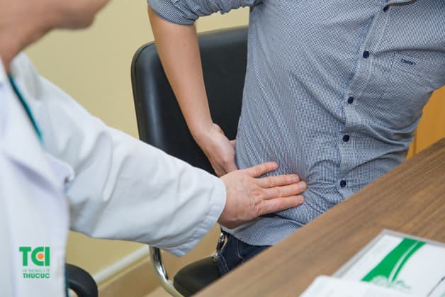 Đi khám khi có những dấu hiệu tiểu buốt, tiểu rắt kèm theo những cơn đau vùng mạn sườn, lưng, hông để xác định đúng nguyên nhân và có biện pháp điều trị phù hợp