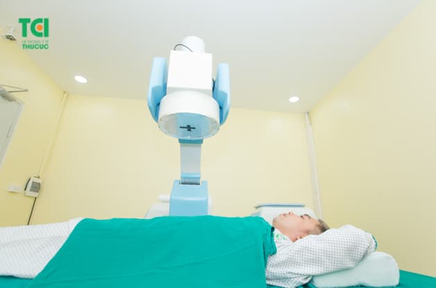 Bệnh nhân hoàn toàn không phải lo mổ mở nguy hiểm, phục hồi lâu vì đã có tán sỏi ngoài cơ thể không phẫu thuật, bệnh nhân có thể ra về ngày sau khi tán sỏi