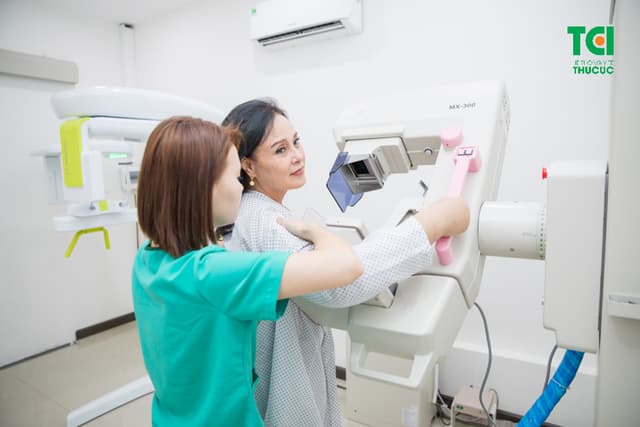 NSND Hoàng Cúc – Khám sức khỏe