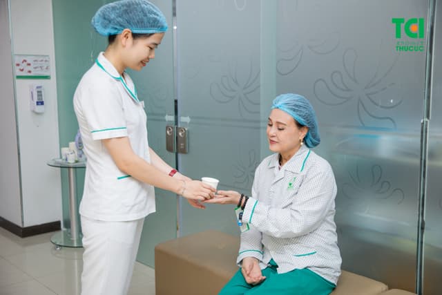 NSND Hoàng Cúc – Khám sức khỏe