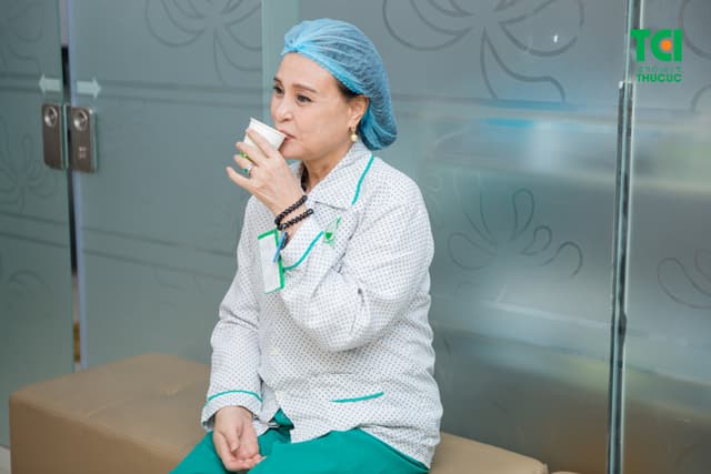 NSND Hoàng Cúc – Khám sức khỏe