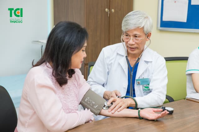 NSND Hoàng Cúc – Khám sức khỏe