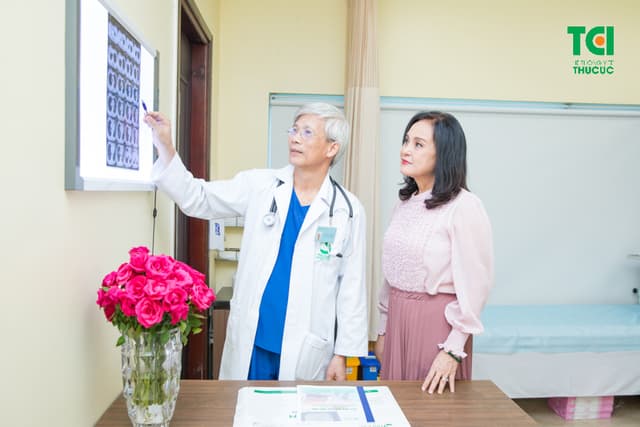 NSND Hoàng Cúc – Khám sức khỏe