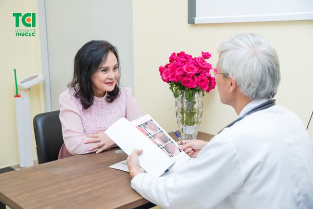 NSND Hoàng Cúc – Khám sức khỏe