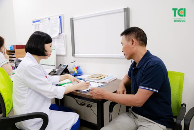 Ths, Bs Nguyễn Thị Thanh Nhàn tận tình tư vấn sức khỏe cho bác Vinh