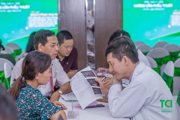 Thăm khám để được bác sĩ tư vấn về biện pháp điều trị và phòng ngừa sỏi thận 