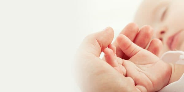 Biểu hiện trẻ bị sốt tay chân lạnh 