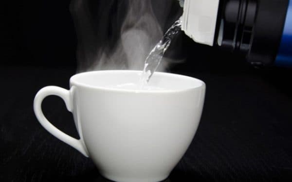 emNgười say nên uống nước ấm hoặc các loại sinh tố để giúp pha loãng rượu, bia đồng thời  giúp rượu bia được đào thải nhanh qua đường tiết niệu… từ đó giúp người say nhanh tỉnh (ảnh minh họa)/em