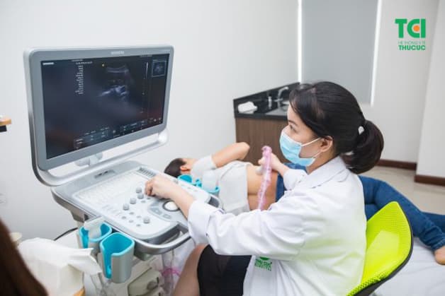 Bệnh nhân cần được thăm khám để xác định vị trí của sỏi đường tiết niệu và được tư vấn biện pháp điều trị sỏi phù hợp