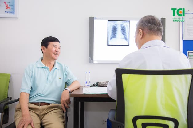 Bác sĩ CKII Nguyễn Quang Tuấn tận tình tư vấn cho bác Tiêng