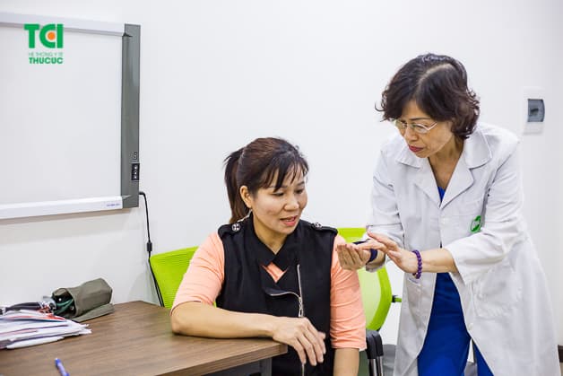 Đội ngũ bác sĩ giỏi, giàu chuyên môn luôn tận tình tư vấn cho người bệnh