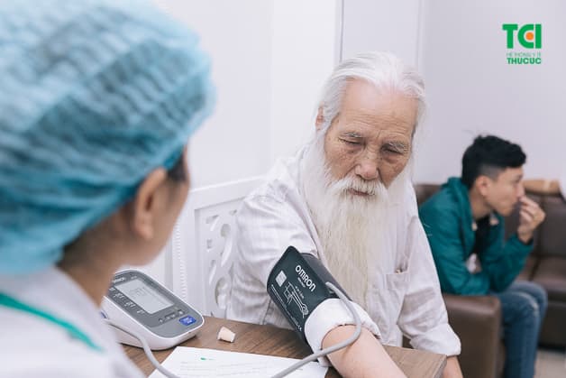 Thăm khám và kiểm tra sức khỏe định kỳ sẽ giúp mỗi người nắm bắt tất cả những vấn đề hiện có trong cơ thể