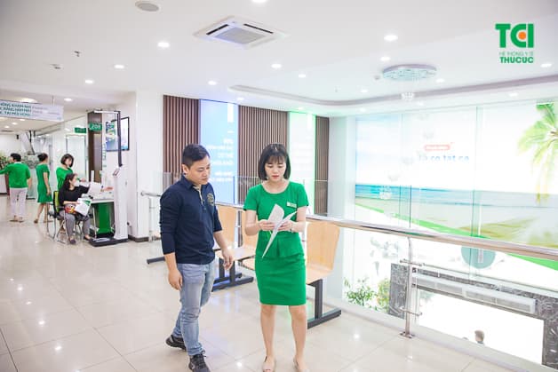 Lễ tân tại bệnh viện Thu Cúc luôn có mặt và điều hướng kịp thời cho mọi người bệnh khi thăm khám