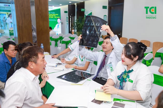 Thăm khám với bác sĩ chuyên khoa để kiểm soát tốt các yếu tố làm tăng nguy cơ sỏi đường tiết niệu