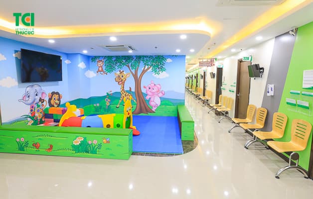 Phụ huynh nên chọn nơi thăm khám rộng rãi và có khu vui chơi thoải mái cho bé