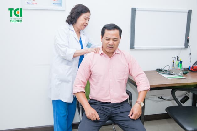 Mọi người nên đi kiểm tra sức khỏe để sớm phát hiện nguyên nhân gây đau lưng