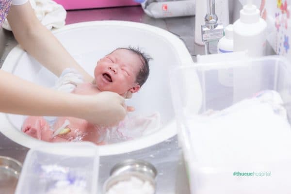 Vệ sinh cơ thể hằng ngày cho trẻ là một biện pháp quan trọng phòng tránh các bệnh da liễu