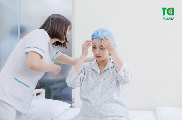 Hot girl Mi Vân đi sinh