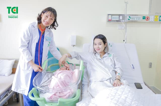 Hot girl Mi Vân đi sinh