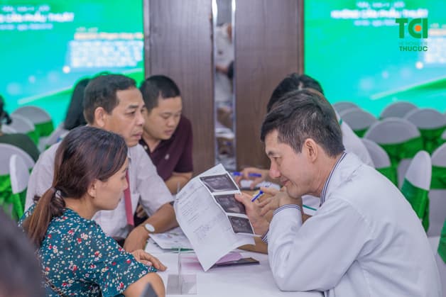 Thăm khám với bác sĩ chuyên khoa để được tư vấn biện pháp phòng ngừa sỏi thận hiệu quả nhất