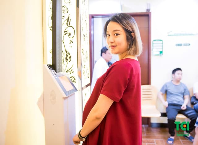 Hot girl Mi Vân đi khám thai