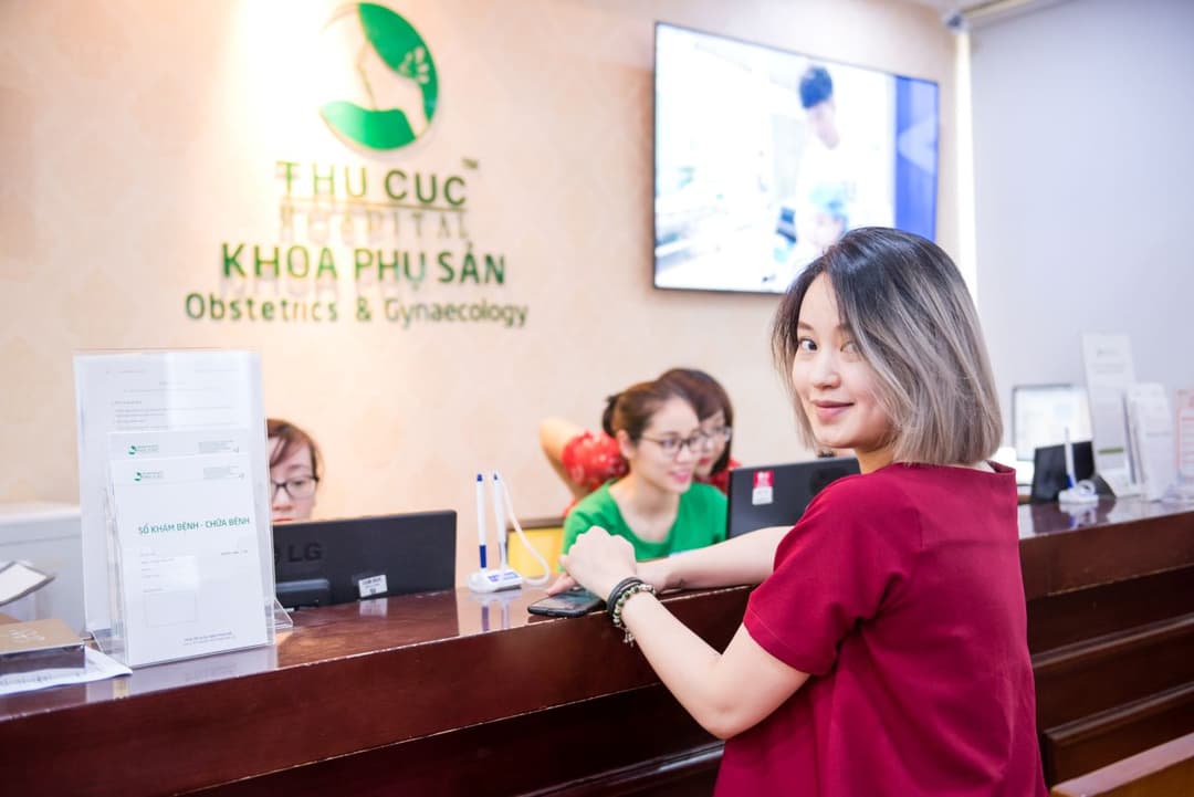 Hot girl Mi Vân đi khám thai