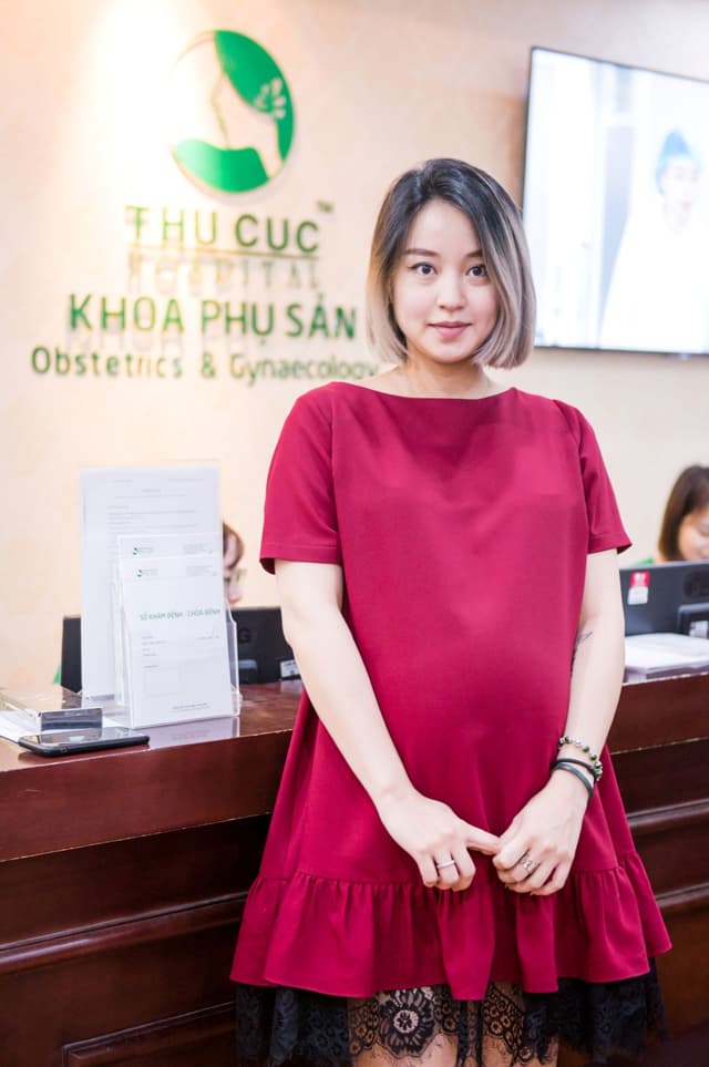 Hot girl Mi Vân đi khám thai