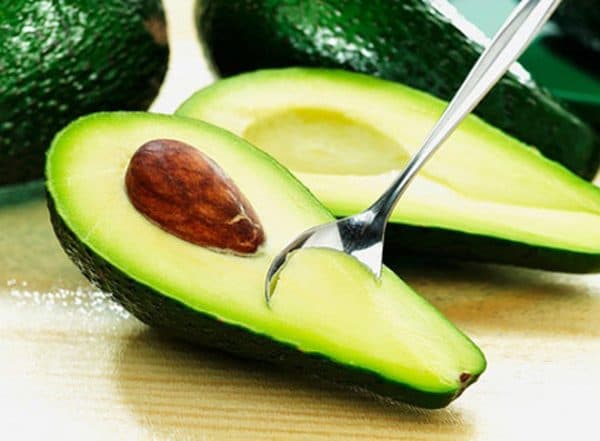 Quả bơ có lợi cho sức khỏe nhưng bạn nên ăn vừa đủ, không nên ăn quá nhiều để tránh gây hại cho sức khỏe. (ảnh minh họa)