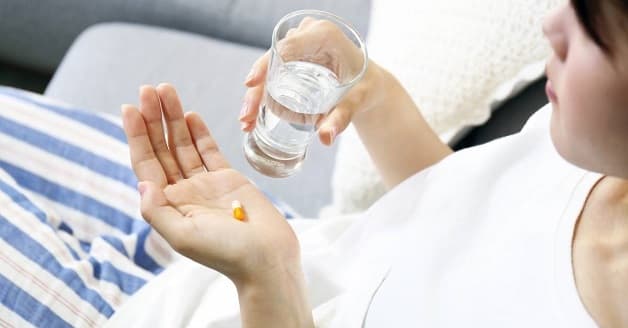 Khi bổ sung sắt, canxi, mẹ bầu cần uống nhiều nước để tránh hiện tượng táo bón