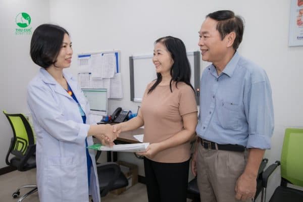 Mặc dù gia đình ở Hải Dương nhưng đã di chuyển lên Hà Nội để thăm khám