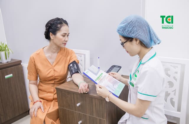 Tức ngực khó thở là triệu chứng của bệnh gì?