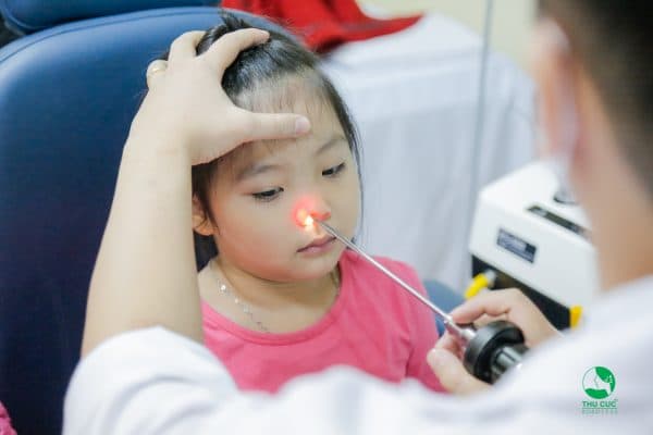 Ba mẹ hãy đưa bé đi thăm khám sớm tránh các biến chứng nguy hiểm có thể xảy ra như  viêm tai, viêm phổi, viêm xoang cấp,...