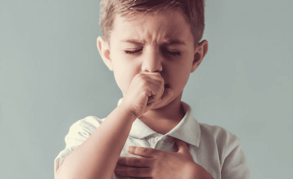 bé bị ho kéo dài do hen suyễn