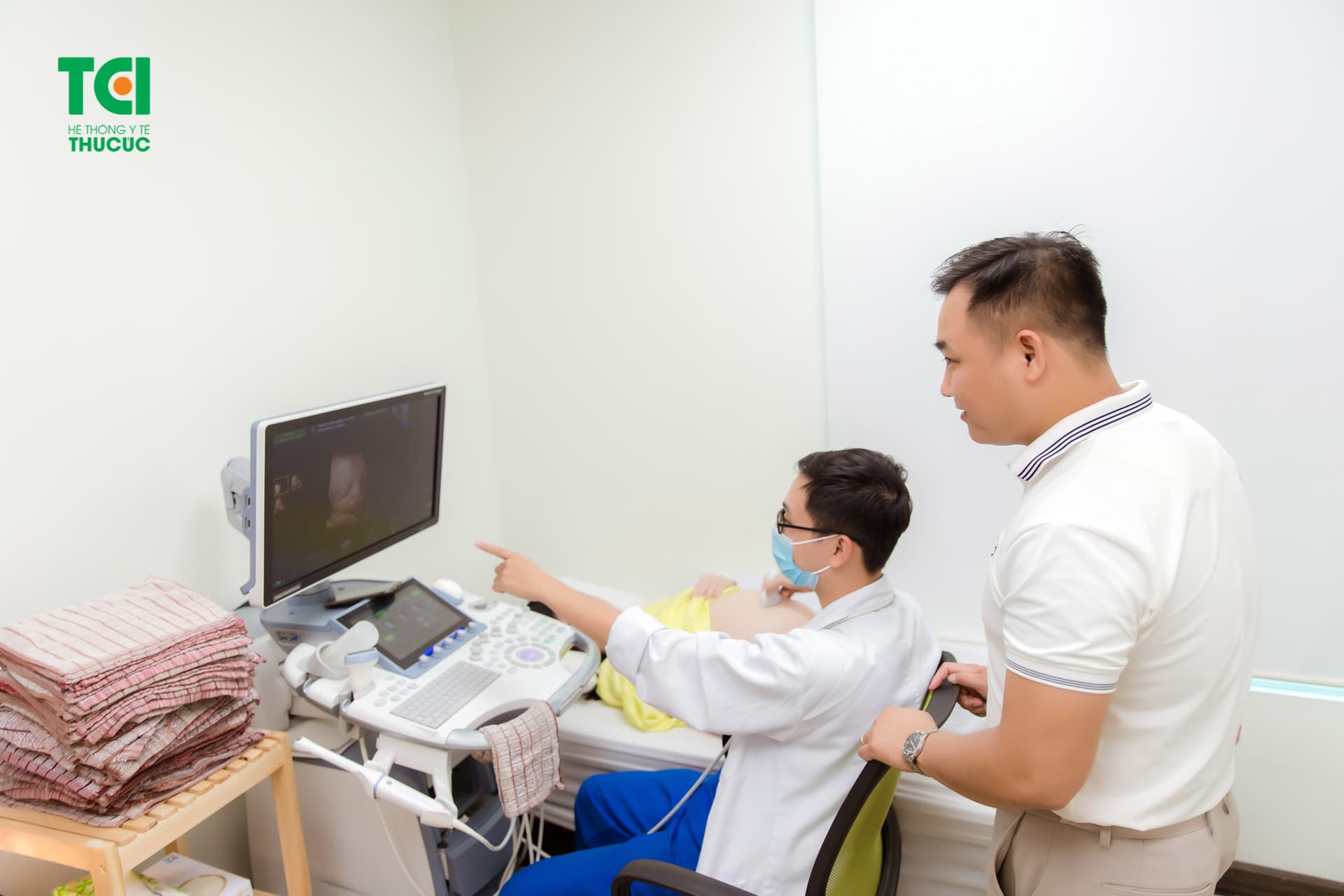 Bên cạnh việc bổ sung đầy đủ dưỡng chất, mẹ bầu cần thực hiện thăm khám định kỳ để đảm bảo con yêu phát triển khỏe mạnh