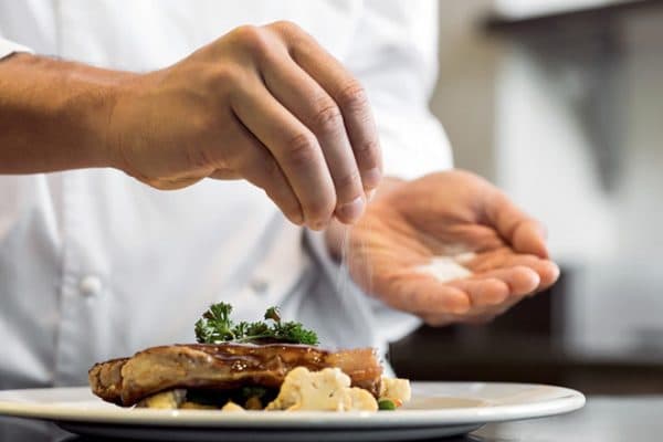 Ăn nhiều muối và chất đạm sẽ làm giảm độ pH nước tiểu, kích thích bài tiết canxi và cystine, gây sỏi (ảnh minh họa)