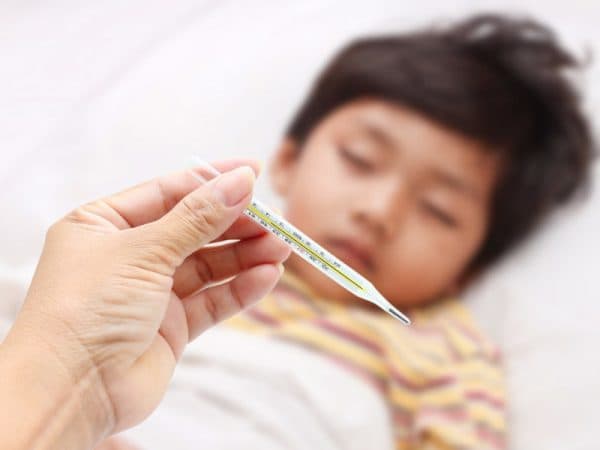 trẻ bị sốt do nguyên nhân gì?