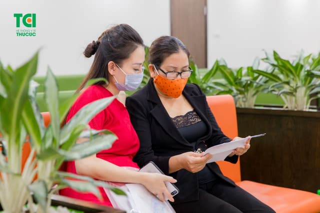 Ca sĩ Ngô Phương Thúy đi khám thai