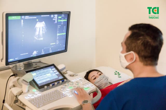 Ca sĩ Ngô Phương Thúy đi khám thai