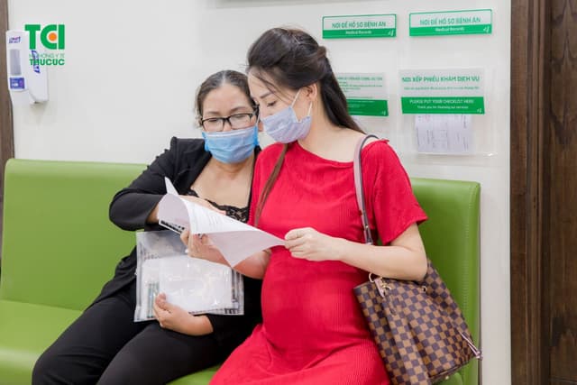 Ca sĩ Ngô Phương Thúy đi khám thai