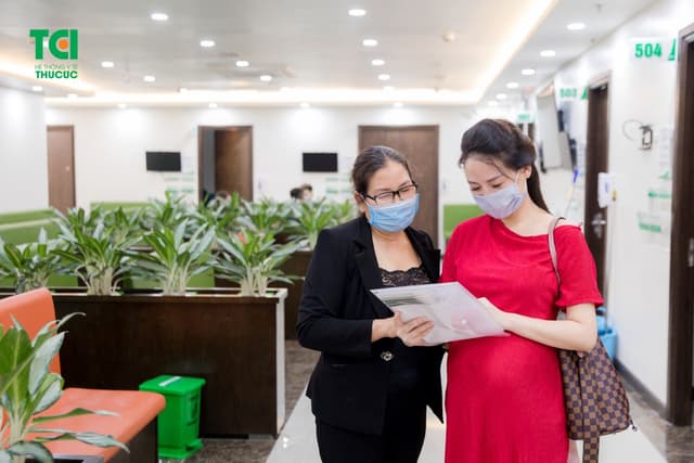 Ca sĩ Ngô Phương Thúy đi khám thai