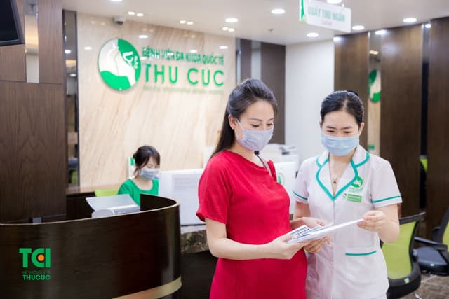 Ca sĩ Ngô Phương Thúy đi khám thai