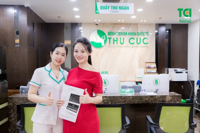 Ca sĩ Ngô Phương Thúy đi khám thai