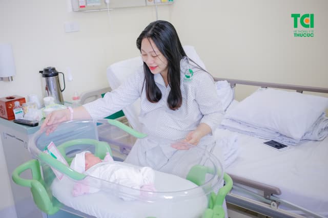 Hot mom Quỳnh Giang sinh con