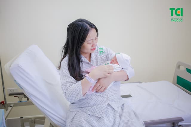 Hot mom Quỳnh Giang sinh con